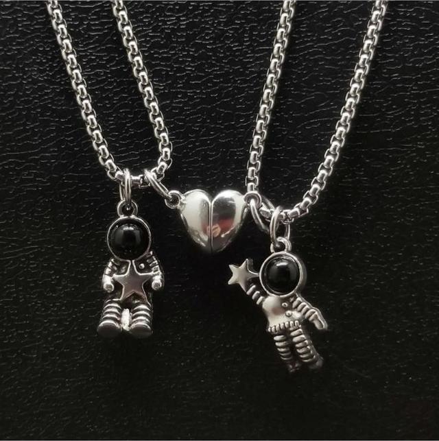 Magnetic Astronaut BFF Necklaces – 2PCS Gold/Silver